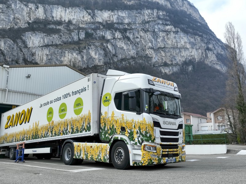 Véhicule des Transports ZANON qui roule au biocarburant Oleo100, l'énergie alternative issue à 100% de colza français,