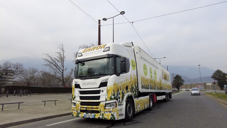 La flotte de véhicules des Transports Zanon roule au biocarburant Oleo100, l'énergie alternative 100% colza français.