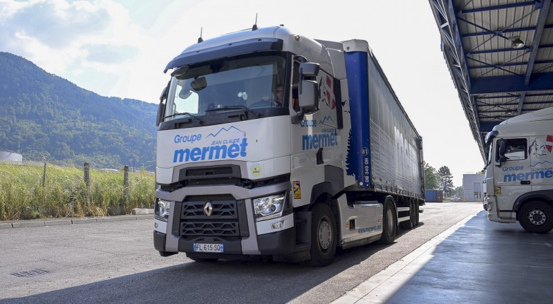 la SAS Jean-Claude Mermet est une entreprise de transport routier hautesavoyarde, tournée vers l’avenir, spécialisée dans le stockage, la logistique, la messagerie et le transport de palettes.