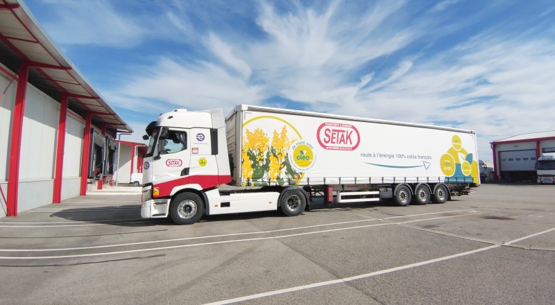 Transports SETAK roulent avec le biocarburant Oleo100, énergie végétale renouvelable à base de colza