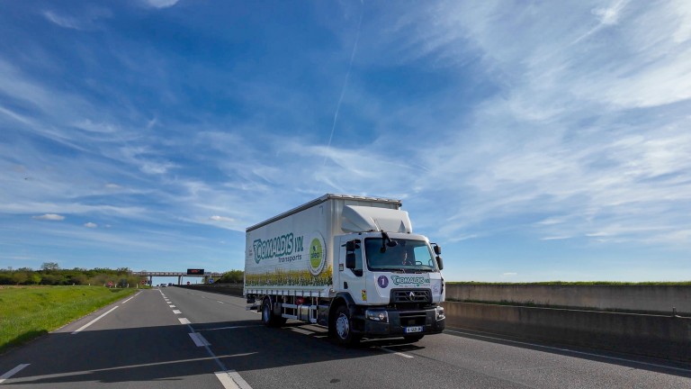 Comaldis utilise Oleo100, carburant alternatif 100% renouvelable issu de colza français, qui permet de réduire les émissions de CO2 des véhicules ©convergence Media