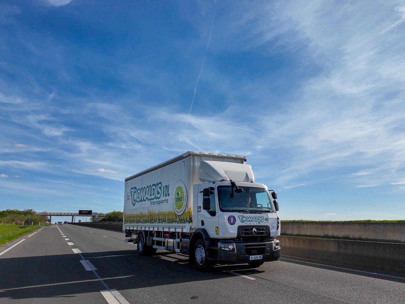 Comaldis utilise Oleo100, carburant alternatif 100% renouvelable issu de colza français, qui permet de réduire les émissions de CO2 des véhicules ©convergence Media