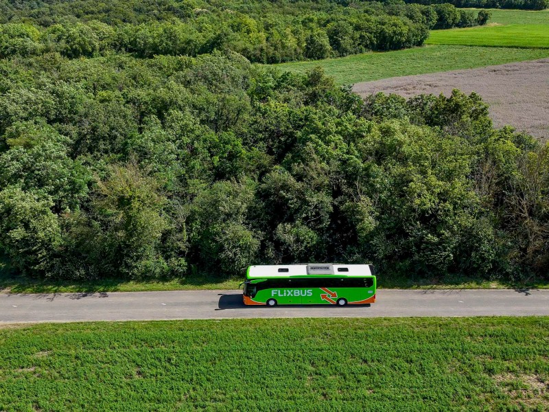 Les Autocars Fraizy s'engagent pour la décarbonation avec le biocarburant Oleo100 © Convergence Media