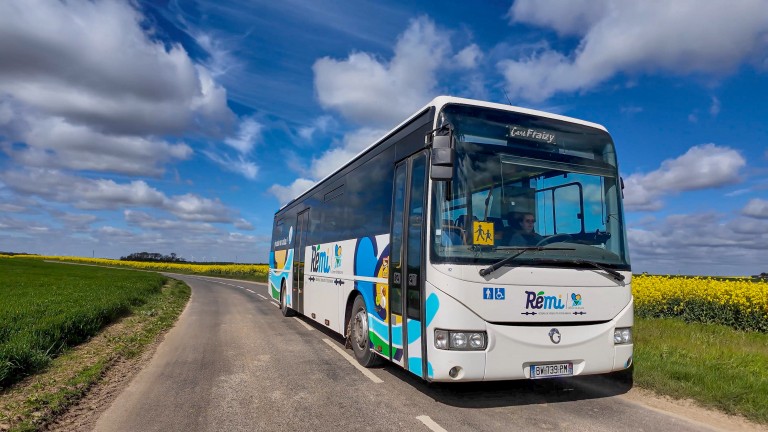 Les Autocars Fraizy s'engagent pour la décarbonation avec le biocarburant Oleo100 © Convergence Media