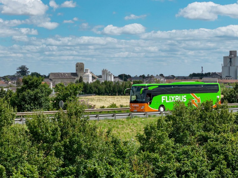 Oleo100 et Autocars Fraizy : un partenariat pour une mobilité durable © Convergence Media